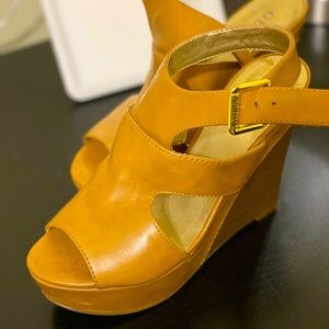 Guess, sandlas size 7 tan color.